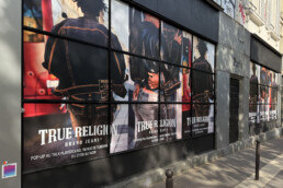 Surface Media Outdoor campaign premium wallscape shop affichage pub exterieur Paris TRUE RELIGION