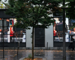 Surface Media Outdoor campaign premium wallscape shop affichage pub exterieur Paris TRUE RELIGION