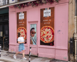 Affichage pub vitrine Paris Premium wallscapes Crosta Mollica campaign