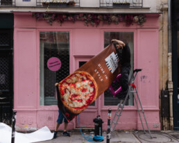 Affichage pub vitrine Paris Premium wallscapes Crosta Mollica campaign