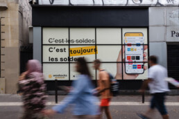 Affichage pub vitrine Paris Premium wallscapes Woolsocks campaign