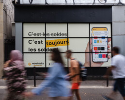 Affichage pub vitrine Paris Premium wallscapes Woolsocks campaign