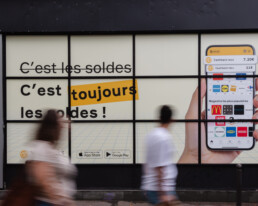 Affichage pub vitrine Paris Premium wallscapes Woolsocks campaign