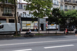 Affichage pub vitrine Paris Premium wallscapes Woolsocks campaign