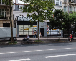 Affichage pub vitrine Paris Premium wallscapes Woolsocks campaign