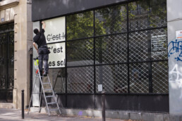Affichage pub vitrine Paris Premium wallscapes Woolsocks campaign