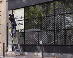 Affichage pub vitrine Paris Premium wallscapes Woolsocks campaign