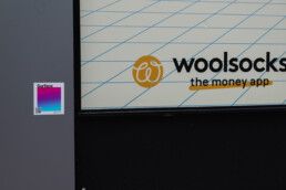 Affichage pub vitrine Paris Premium wallscapes Woolsocks campaign