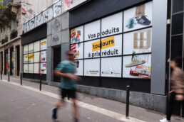 Affichage pub vitrine Paris Premium wallscapes Woolsocks campaign