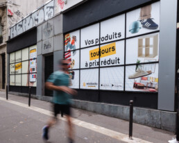 Affichage pub vitrine Paris Premium wallscapes Woolsocks campaign
