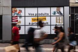 Affichage pub vitrine Paris Premium wallscapes Woolsocks campaign