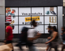 Affichage pub vitrine Paris Premium wallscapes Woolsocks campaign