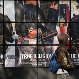 Premium Wallscape on storefront street Ads in Paris